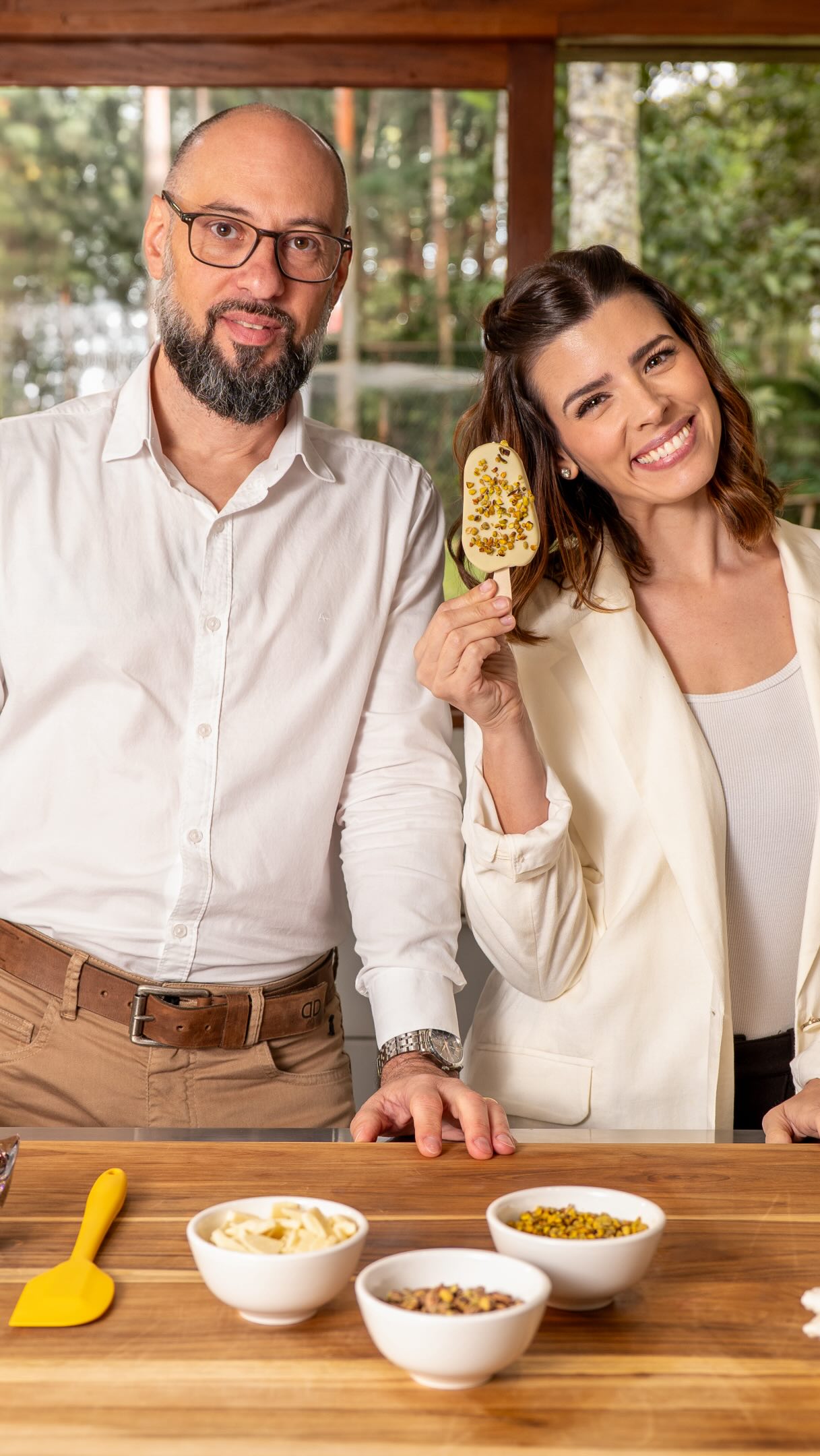 Fotografia da campanha Jundiá: duas pessoas com um picolé e ingredientes sobre a bancada
