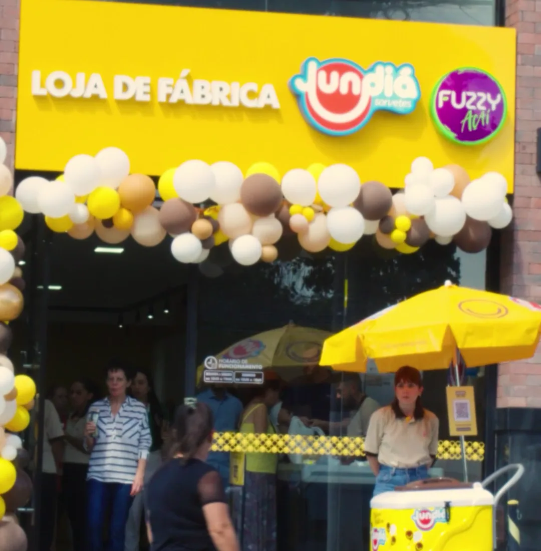 Fachada real de uma Loja de Fábrica Jundiá, com balões na inauguração