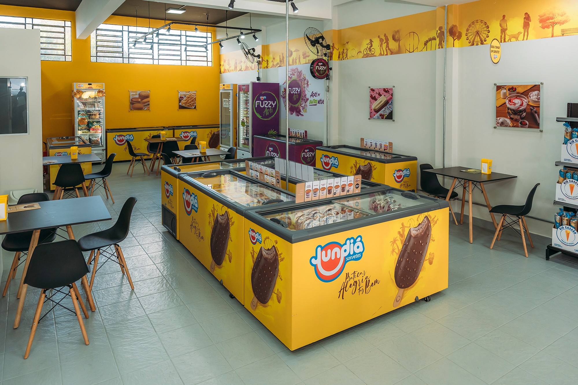 Interior real de uma Loja de Fábrica Jundiá com freezers de sorvetes